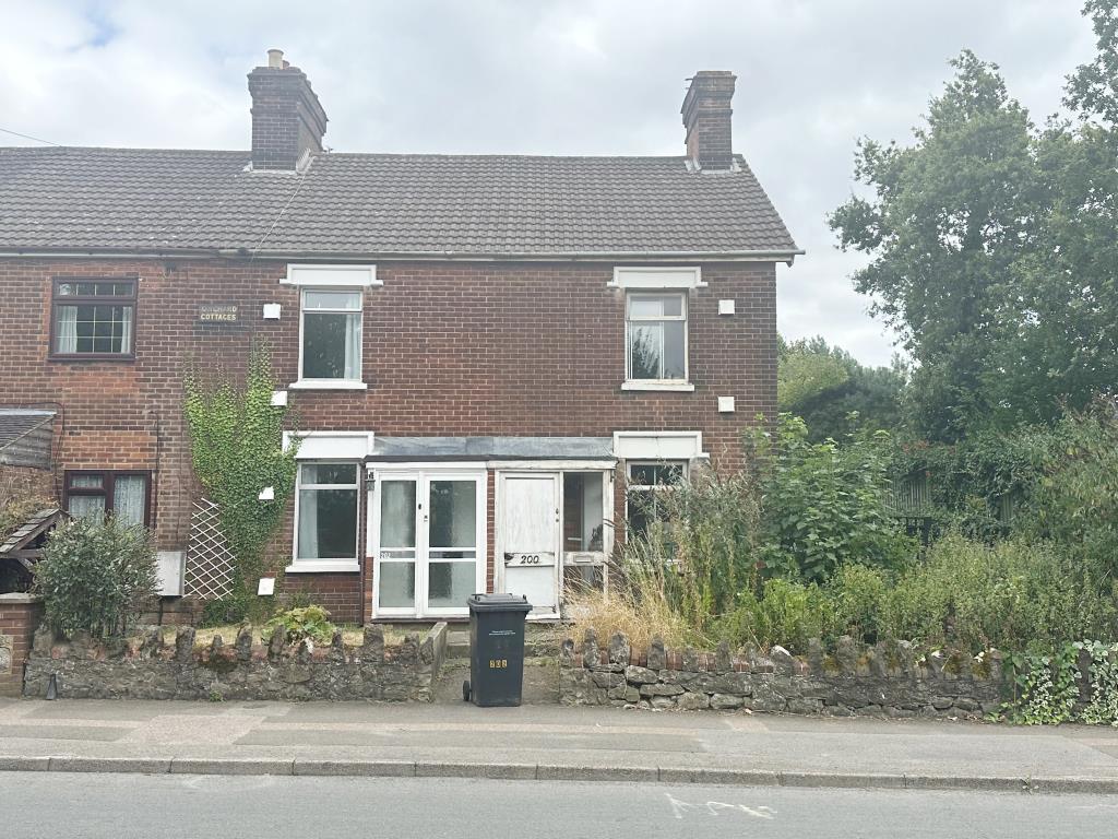 Lot: 107 - END-TERRACE HOUSE FOR IMPROVEMENT - End of terrace house